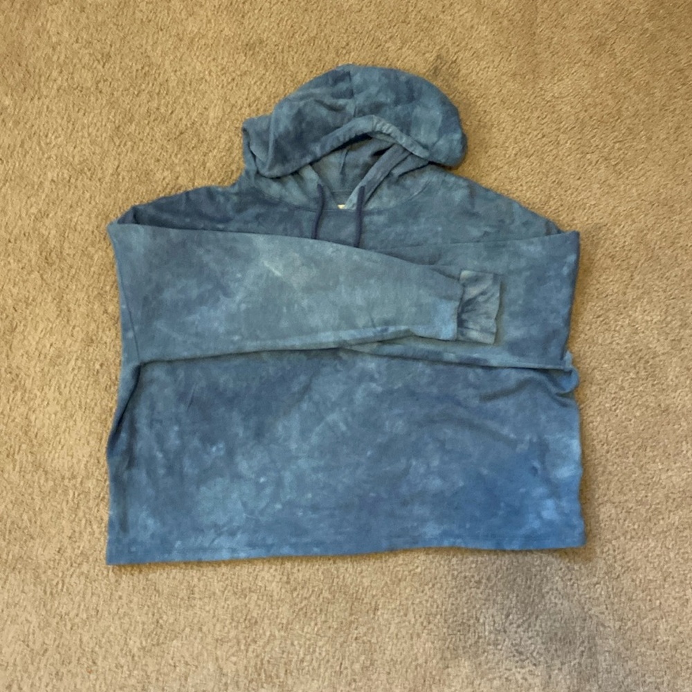 Blue tie dye crop top
Size: L